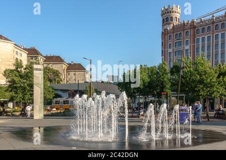 Una fontana presso il centro di trasporto Szell Kalman ter a Budapest Foto Stock