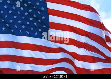 Bandiera americana che sventolava orgogliosamente nel vento, primo piano Foto Stock