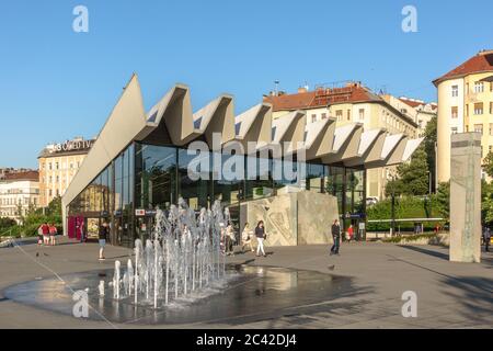 L'architettura socialista della stazione della metropolitana di Szell Kalman ter a Budapest Foto Stock