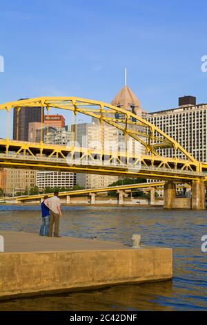 Ponte Fort Duquesne sul fiume Allegheny, Pittsburgh, Pennsylvania, Stati Uniti Foto Stock