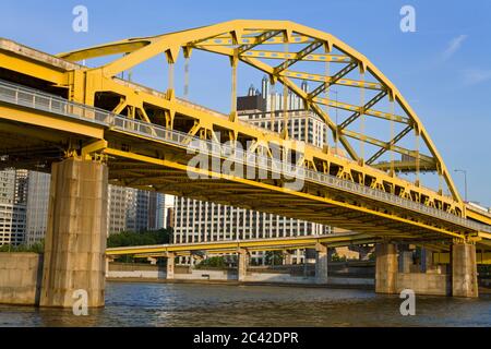 Ponte Fort Duquesne sul fiume Allegheny, Pittsburgh, Pennsylvania, Stati Uniti Foto Stock