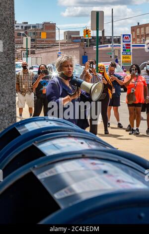 Detroit, Michigan, Stati Uniti. 23 Giugno 2020. La donna della congestione Brenda Lawrence parla in un raduno presso l'ufficio postale principale di Detroit al "Servizio postale di Save America". L'evento è stato parte di una campagna a livello nazionale dell'American Postal Workers Union. Il Rep. Lawrence ha lavorato per il servizio postale per 30 anni. Credit: Jim West/Alamy Live News Foto Stock