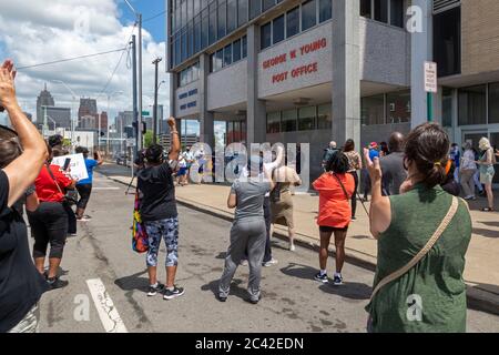 Detroit, Michigan, Stati Uniti. 23 Giugno 2020. Un raduno presso l'ufficio postale principale di Detroit per il "servizio postale di Save America". L'evento è stato parte di una campagna a livello nazionale dell'American Postal Workers Union. Il Servizio postale degli Stati Uniti sta affrontando una crisi finanziaria a causa della pandemia del coronavirus. Le congresswomen Rashida Tlaib e Brenda Lawrence hanno parlato durante la carovana. Credit: Jim West/Alamy Live News Foto Stock