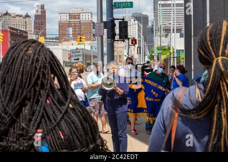 Detroit, Michigan, Stati Uniti. 23 Giugno 2020. La donna della congestione Brenda Lawrence parla in un raduno presso l'ufficio postale principale di Detroit al "Servizio postale di Save America". L'evento è stato parte di una campagna a livello nazionale dell'American Postal Workers Union. Il Rep. Lawrence ha lavorato per il servizio postale per 30 anni. Credit: Jim West/Alamy Live News Foto Stock