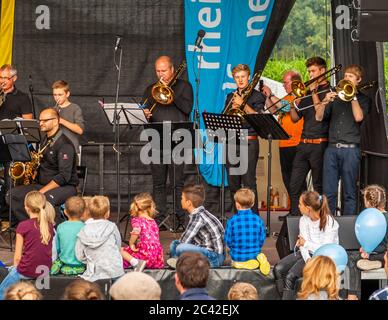 Una giovane band di fronte a un pubblico giovane su un palco all'aperto. Concerto al castello di Dyck, Jüchen, Germania Foto Stock