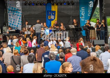 Una giovane band di fronte a un pubblico giovane su un palco all'aperto. Concerto al castello di Dyck, Jüchen, Germania Foto Stock