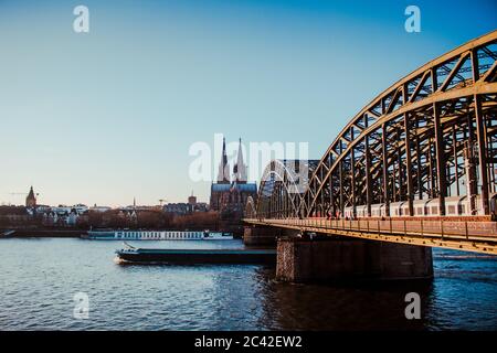 Vista sulla cattedrale e sul ponte di Colonia. Foto Stock