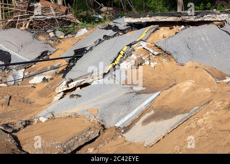 Alluvione danneggiato strada vicino Sanford, MI, USA, 11 giugno 2020, originale diga Breech e inondazioni avvenuto 20 maggio 2020, da James D Coppinger / Dembinsky Photo Foto Stock