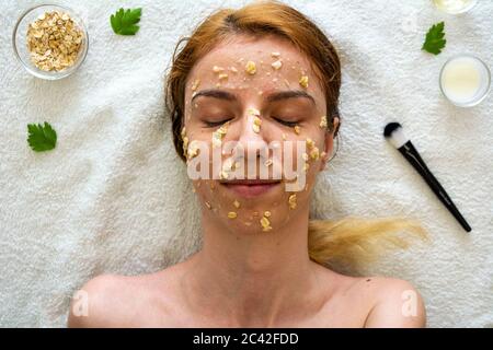 Farinata d'avena fai da te con miele, yogurt e maschera di mela per l'acnee e l'idratazione della pelle Foto Stock