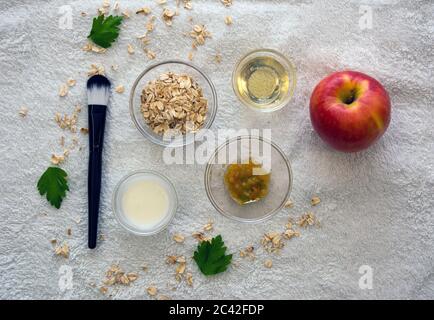 Farinata d'avena fai da te con miele, yogurt e maschera di mela per l'acnee e l'idratazione della pelle Foto Stock