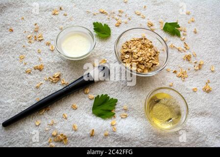 Farinata d'avena fai da te con miele e maschera allo yogurt per l'acnee e l'idratazione della pelle Foto Stock