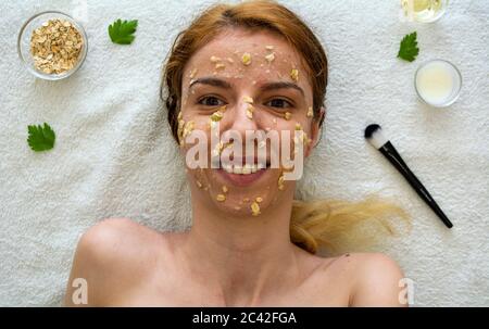 Farinata d'avena fai da te con miele, yogurt e maschera di mela per l'acnee e l'idratazione della pelle Foto Stock