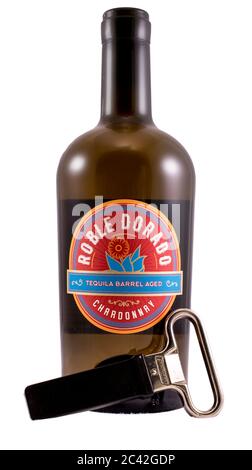 Roble Dorado Tequilla bottiglia di vino Chardonnay con finitura in barile su fondo bianco pieno per facilitare l'isolamento e la rimozione del soggetto Foto Stock