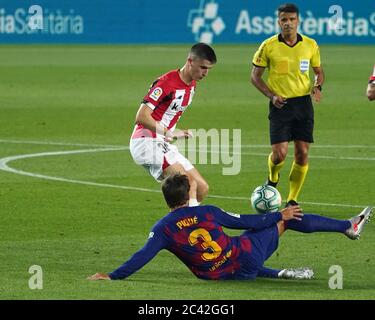 Camp Nou, Barcellona, Spagna. 23 Giugno 2020. La Liga Football League, FC Barcelona contro Athletico Bilbao; Sancet è una slide affrontata da Gerard Pique di Barca Credit: Action Plus Sports/Alamy Live News Foto Stock