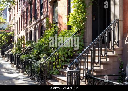 Edifici storici in pietra arenaria in una giornata estiva soleggiata nel quartiere Gramercy Park di Manhattan a New York City, New York Foto Stock