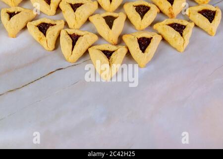 Biscotti ebrei farciti con marmellata per la vacanza Purim. Primo piano. Foto Stock