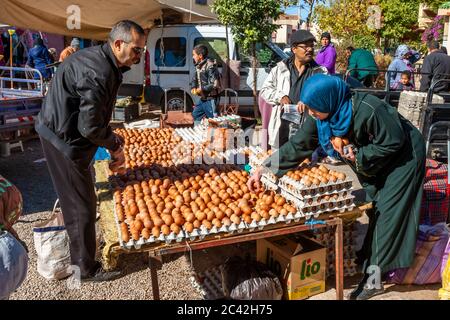 Impressioni del Marocco: Uova nel mercato vegetale Foto Stock