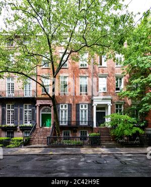 New York City - fila di edifici storici in pietra arenaria lungo Washington Square Park a Manhattan, New York Foto Stock