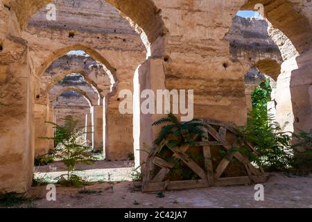 Struttura ad arco in legno per le arcate rotonde nelle scuderie di Heri es-Souani. Il complesso fa parte del patrimonio mondiale dell'UNESCO. Il complesso edilizio Heri es-Souani è un sito patrimonio dell'umanità dell'UNESCO a Meknes, in Marocco Foto Stock