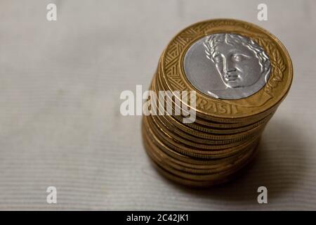 Una pila di monete brasiliane (reali) Foto Stock