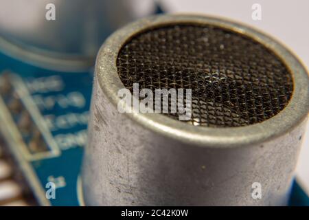 Primo piano su uno degli emmitratori a ultrasuoni di un sensore arduino Foto Stock