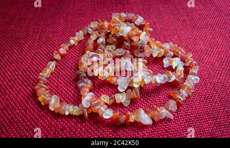 Collana africana tradizionale fatta di perle, cuoio e metallo Foto Stock