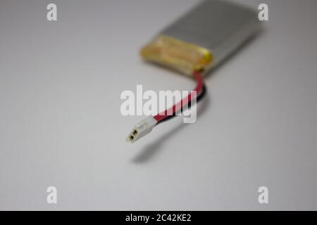 Batteria ai polimeri di litio, o LiPo, da 3.7 volt e 600 mah di capacità utilizzata in giocattoli e droni Foto Stock