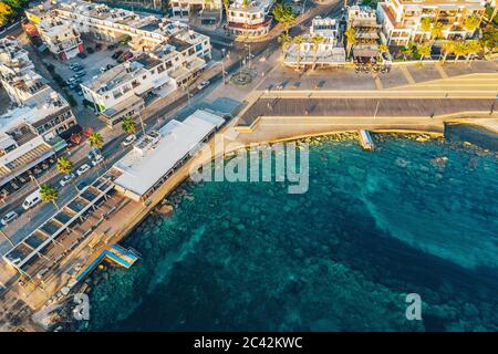 Cipro, terrapieno di Paphos, vista aerea. Famosa località mediterranea città di viaggio estivo. Foto Stock