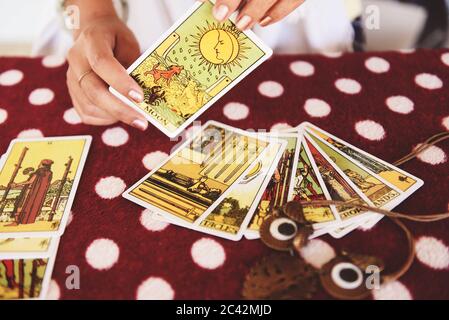 Carte Tarocchi lettura divinazione letture psichiche e concetto di chiaroveggenza / mani di cassiere di fortuna , e oroscopi Foto Stock