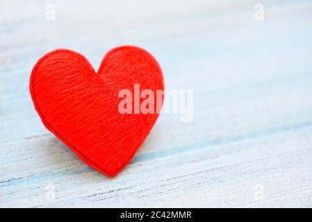 salute cura amore organo donazione famiglia assicurazione mondo salute giorno speranza / cuore su legno dare amore filantropia donare aiuto calore prendere cura valentines Foto Stock
