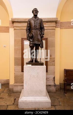 Washington, DC, Stati Uniti. 23 Giugno 2020. 23 giugno 2020 - Washington, DC, Stati Uniti: Statua posta dallo stato della Virginia di Robert E. Lee, generale confederato, al Campidoglio degli Stati Uniti. Credit: Michael Brochstein/ZUMA Wire/Alamy Live News Foto Stock