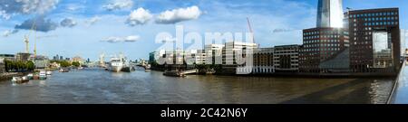 London, Regno Unito - 31 luglio 2017: Panorama di Londra. Il Tower Bridge, il fiume Thames, London Bridge Hospital, Shard, cotoni centro, Hays Galler Foto Stock