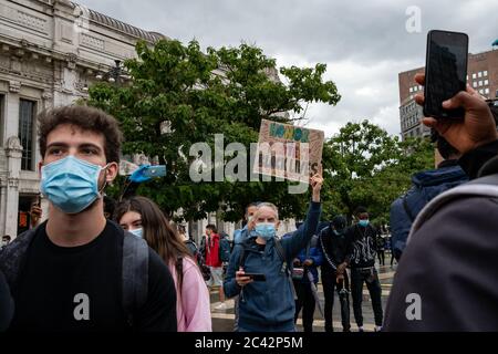 Un uomo ha un bordo 'onore e proteggere la vita nera di tutti i generi' durante l'assemblea di protesta in solidarietà al movimento BLM di fronte a Milano centrale Foto Stock