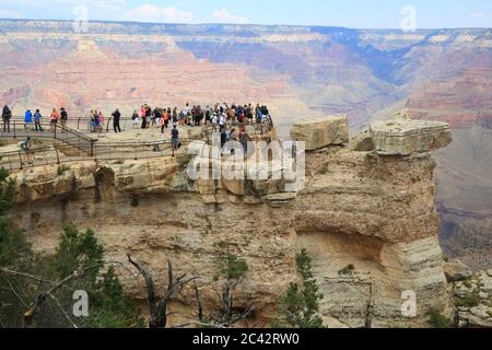 Grand Canyon, Arizona, USA - 11 settembre 2017: Turisti a Mather Point, Grand Canyon. Il 'Grand Canyon' è stato ufficialmente designato parco nazionale sulla F. Foto Stock