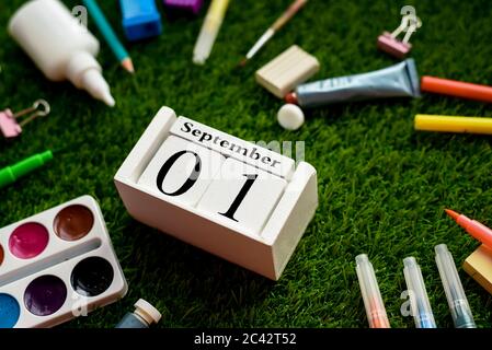 Concetto di educazione, scuola di partenza, scuola di ritorno. 1 settembre, inizio dell'anno scolastico. appartamento laico. Cancelleria scolastica. Foto Stock