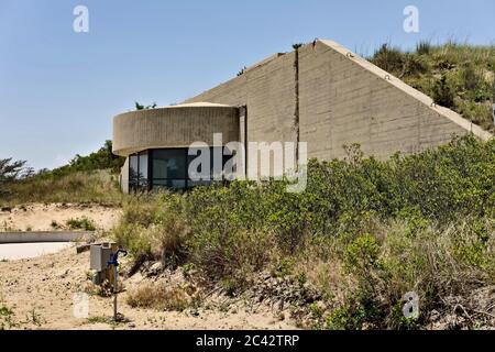 La casemata in cemento armato di Fort Mile Battery 519, originariamente dotata di una pistola per artiglieria da 12 pollici, è ora sede del ft. Miles Museum. Foto Stock