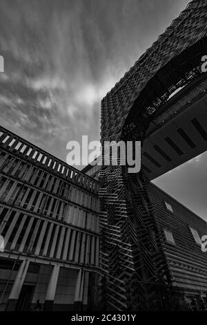 Una foto in bianco e nero di un grande arco metallico della Perbadanan Putrajaya o Putrajaya Corporation, l'autorità che amministra i Terri federali Foto Stock
