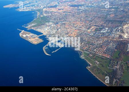 Vista aerea della città di Malmo e del porto in Svezia. Oresund paesaggio costiero Foto Stock