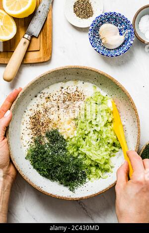 Preparazione tzatziki Foto Stock