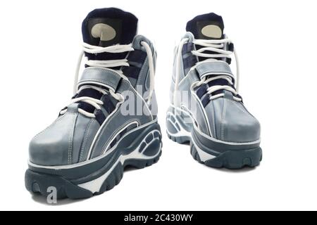 Sneaker con plateau, isolate su bianco con un tracciato di ritaglio Foto Stock