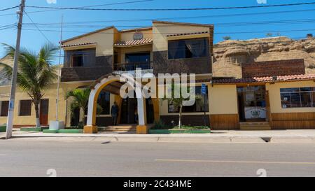 Mancora, Piura / Perù - Aprile 10 2019: Vista del palazzo comunale sul viale principale della città Foto Stock