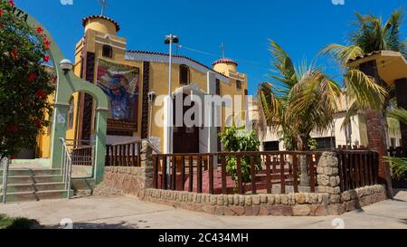 Mancora, Piura / Perù - Aprile 10 2019: Vista della chiesa nostra Signora di Carmen sul viale principale della città Foto Stock