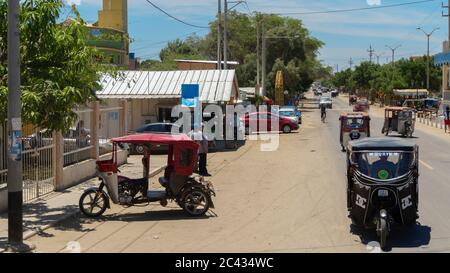 Zorritos, Piura / Perù - 7 aprile 2019: Mototassi circolante sulla strada principale nella città di Zorritos Foto Stock