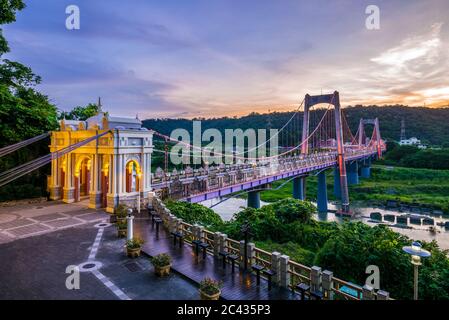 Ponte sospeso Daxi a taoyuan, taiwan. La traduzione del testo cinese è 'Ponte Daxi' Foto Stock
