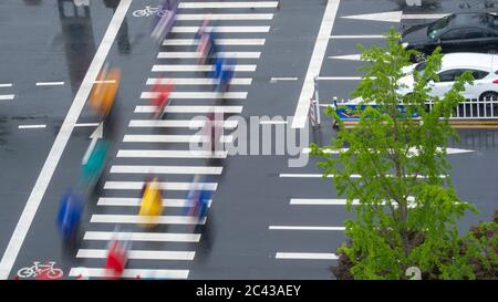 (200624) --PECHINO, 24 giugno 2020 (Xinhua) -- persone camminano per la strada nella città di Haian, nella provincia di Jiangsu della Cina orientale, 23 giugno 2020. (Foto di Xu Jinbai/Xinhua) Foto Stock