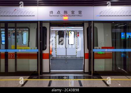 Lanzhou, Cina 6/11/2020 Lanzhou Rail Transit Terminal piattaforma stazione di Chengguanying Foto Stock