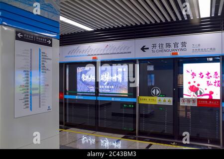 Lanzhou, Cina 6/11/2020 Lanzhou Rail Transit, piattaforma della stazione di Xizhanshizi Foto Stock