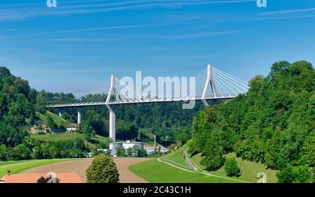 Ponte Poya (Pont de la Poya), con stitti a cavo, sul fiume Sarine a Friburgo (Friburgo), Svizzera Foto Stock
