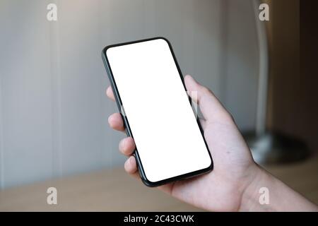 Donna che tiene lo smartphone con schermo bianco vuoto Foto Stock