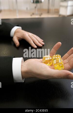 La mano tiene un dado - gioco dei dadi - gioco d'azzardo Foto Stock